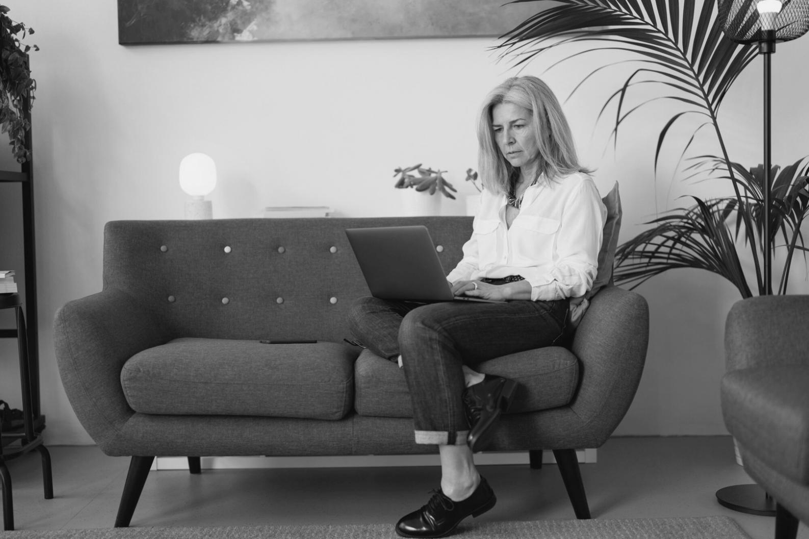 Entrepreneur analysant des opportunités d'affaires