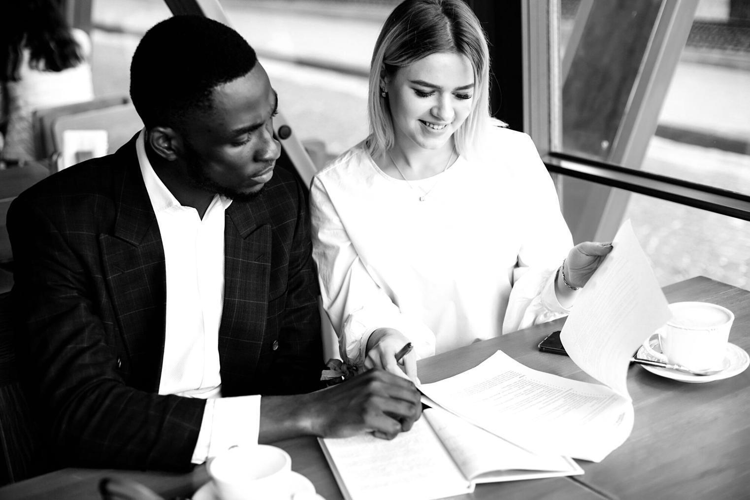 Étudiants analysant des documents financiers en groupe de travail